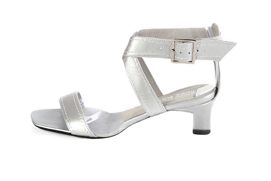 Women's silver elegant fully open cross straps sandals. Square toe. Low kitten heels - Profile view